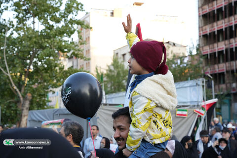 حضور کانون با تماشاخانههای سیار در راهپیمایی حمایت از کودکان غزه