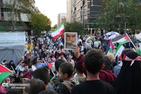 حضور کانون با تماشاخانههای سیار در راهپیمایی حمایت از کودکان غزه