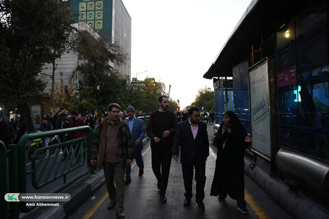 حضور کانون با تماشاخانههای سیار در راهپیمایی حمایت از کودکان غزه