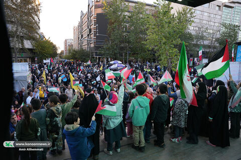 حضور کانون با تماشاخانههای سیار در راهپیمایی حمایت از کودکان غزه