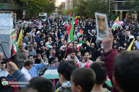 حضور کانون با تماشاخانه‌های سیار در راهپیمایی حمایت از کودکان غزه