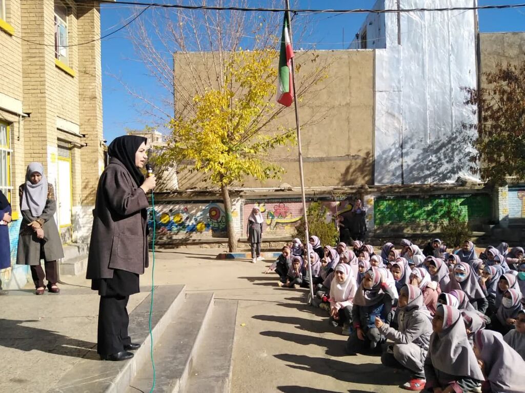 کتاب مربیان مرکز 3 کانون در دبستان شهید مستقیمی برنامه اجرا کردند