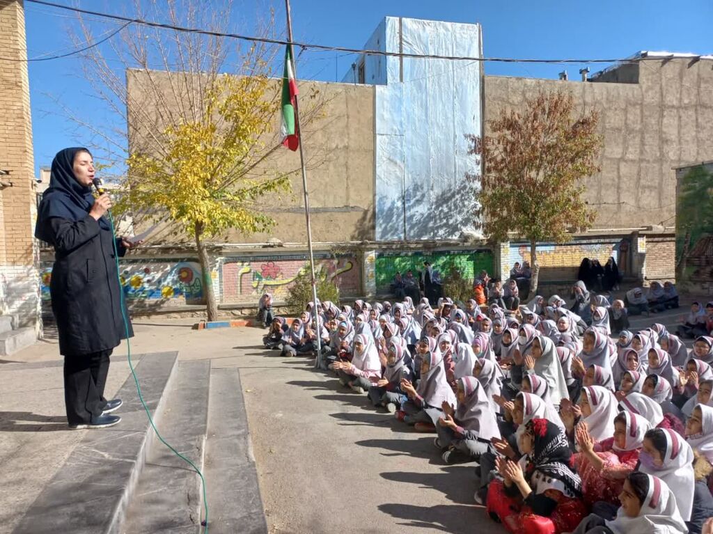 مربیان مرکز 3 کانون در دبستان شهید مستقیمی برنامه اجرا کردند