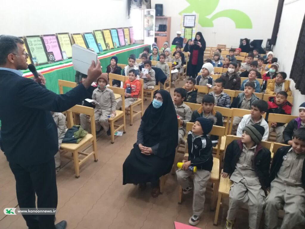 بازدید مدیر کل کانون خراسان جنوبی از نمایشگاه معرفی کتاب مرکز دو بیرجند