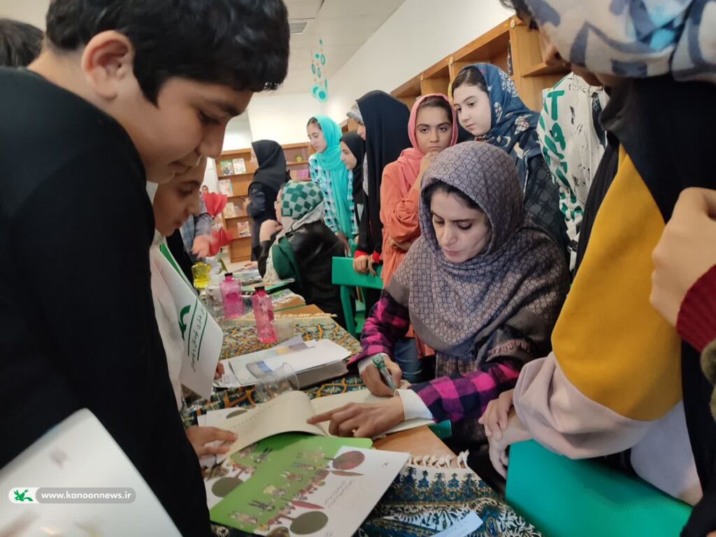 از کتابهای "گل زودرنج" و "بچههای بهار" رونمایی شد