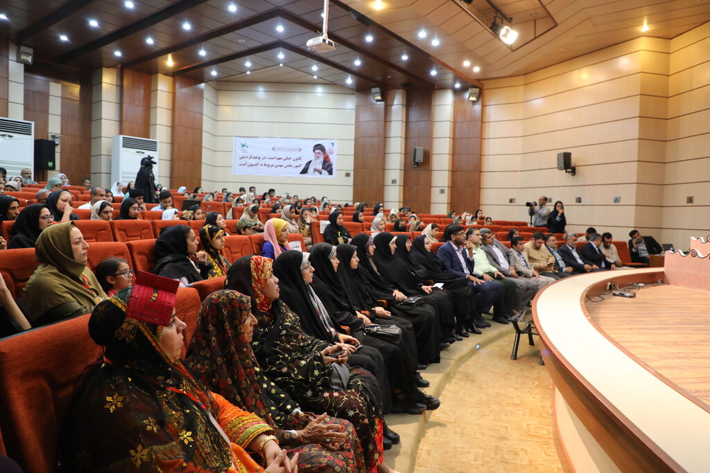 تقدیر از خانواده شهید سعید مریدی از شهدای مدافع امنیت در جشنواره بین المللی قصه گویی