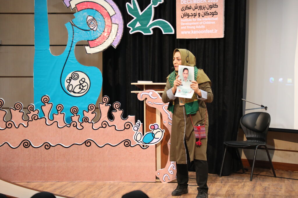 تقدیر از خانواده شهید سعید مریدی از شهدای مدافع امنیت در جشنواره بین المللی قصه گویی