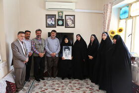 مدیرکل کانون استان بوشهر با مادر شهید نوجوان حسن لک دیدار کرد
