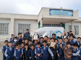 دانش‌آموزان روستای قلعه‌چم میزبان کتابخانه سیارروستایی کانون شدند