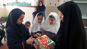 اهدای کتاب به مدارس روستایی شهرستان مهریز
