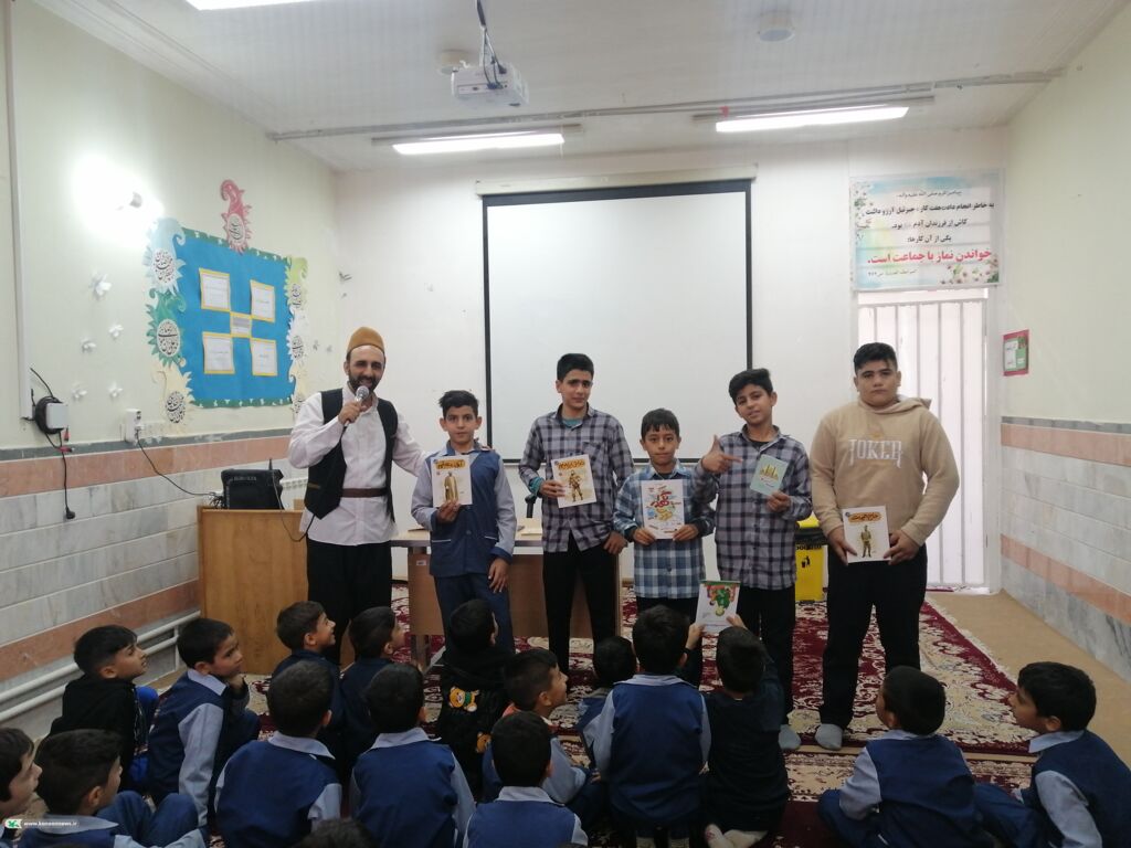 دانش‌آموزان روستای قلعه‌چم میزبان کتابخانه سیارروستایی کانون شدند