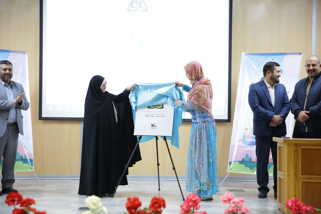 مدیرکل آفرینشهای فرهنگی کانون در منزل استعداد ادبی باشگاه قاف حضور یافت