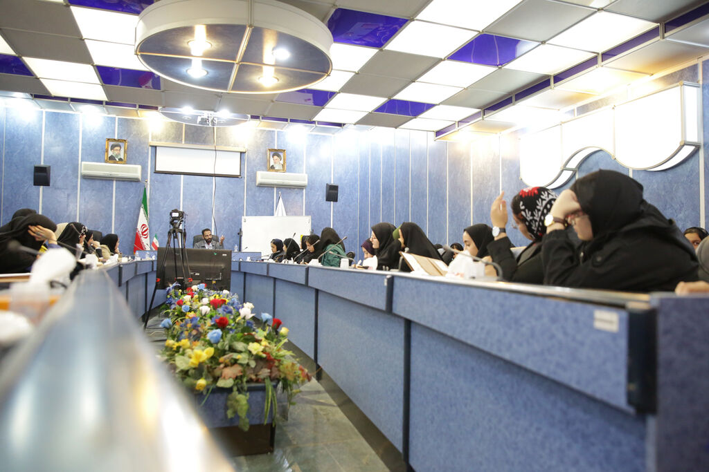 شاعران نوجوان به مطالعه متعهد شوند