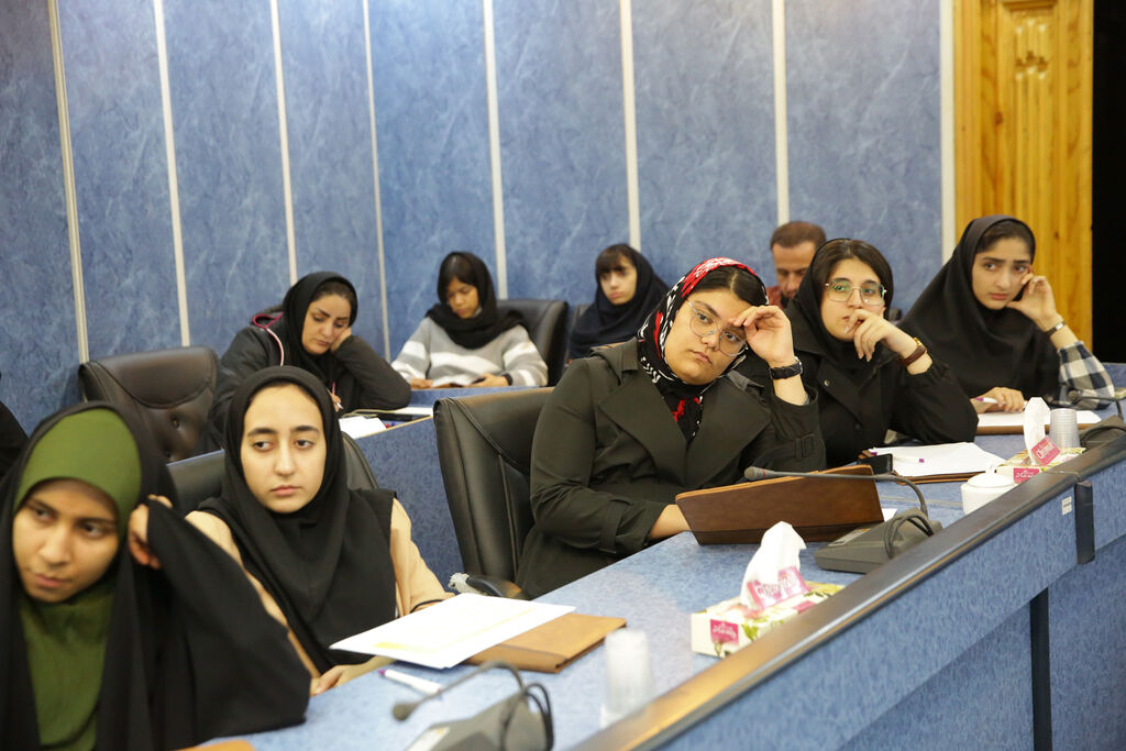 شاعران نوجوان به مطالعه متعهد شوند