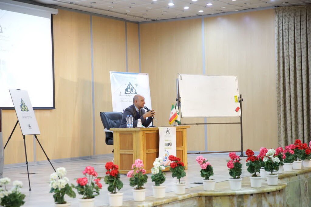 رسالت شاعر کشف واژهها است