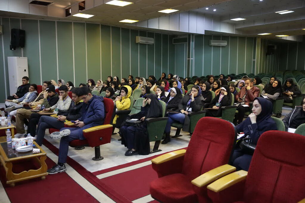 رسالت شاعر کشف واژهها است