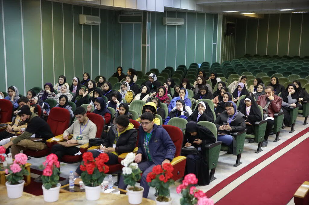 رسالت شاعر کشف واژهها است