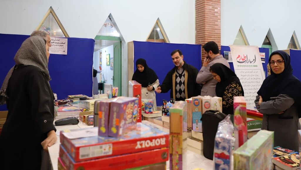 بازدید معاون توسعه و منابع کانون از نمایشگاه تخصصی کتاب کودک و نوجوان در مجتمع کانون استان قزوین