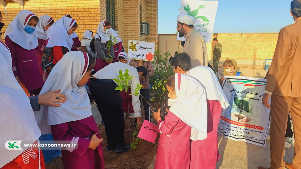 اعضا کانون پرورش فکری مرکز شبانکاره به نام شهدا نهال کاشتند