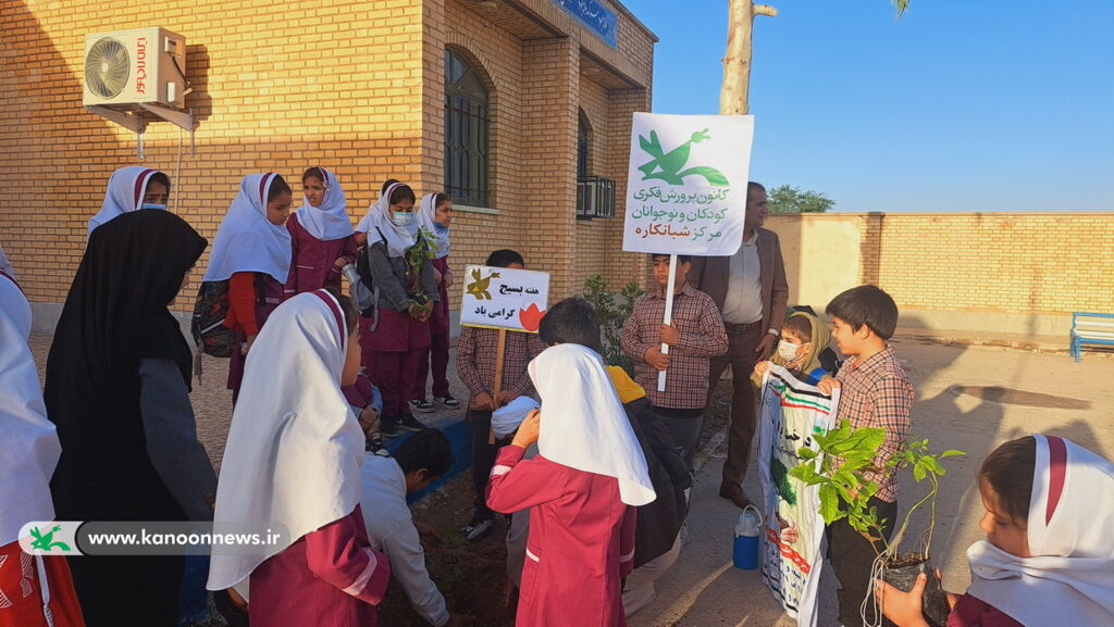 اعضا کانون پرورش فکری مرکز شبانکاره به نام شهدا نهال کاشتند