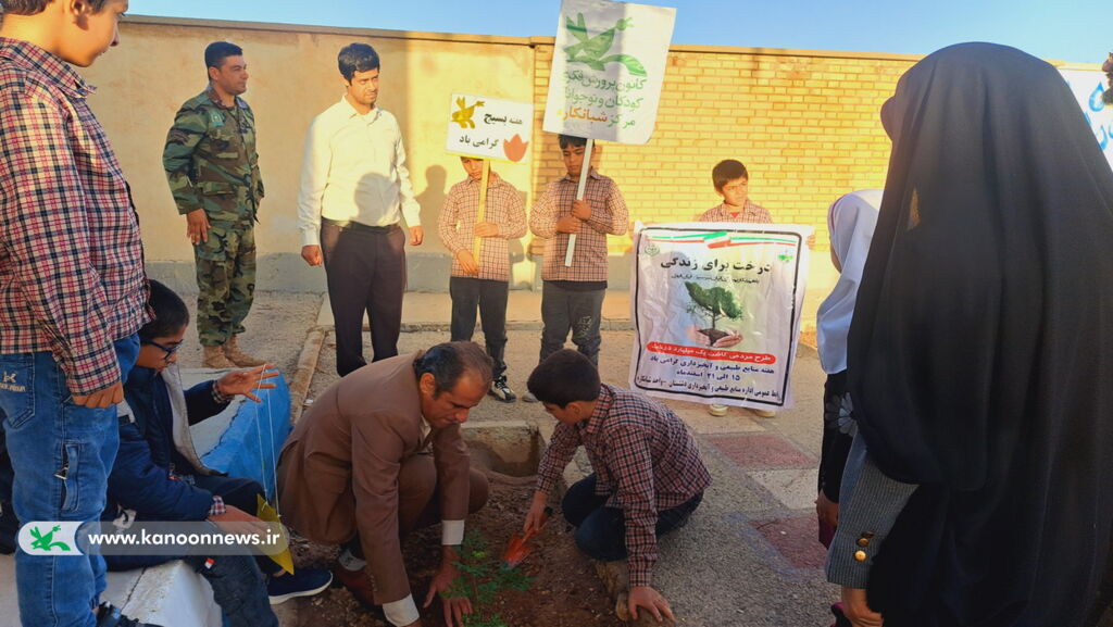 اعضا کانون پرورش فکری مرکز شبانکاره به نام شهدا نهال کاشتند