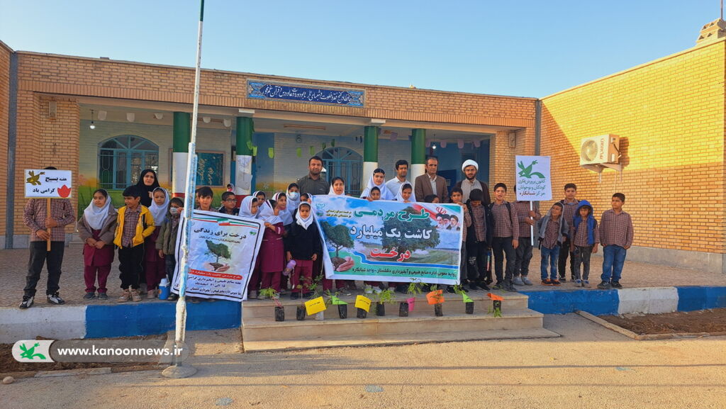 اعضا کانون پرورش فکری مرکز شبانکاره به نام شهدا نهال کاشتند