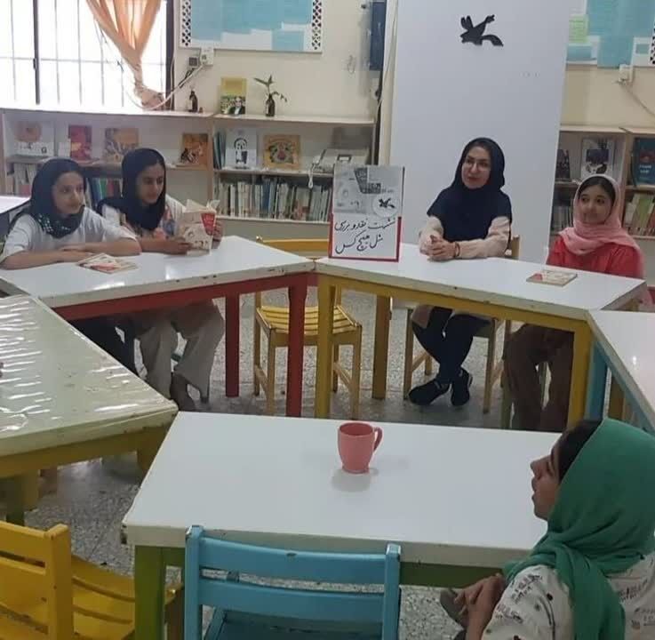 نقد کتاب «مثل هیچ کس» در مراکز فرهنگی هنری حاجیآباد، بندرلنگه و بستک