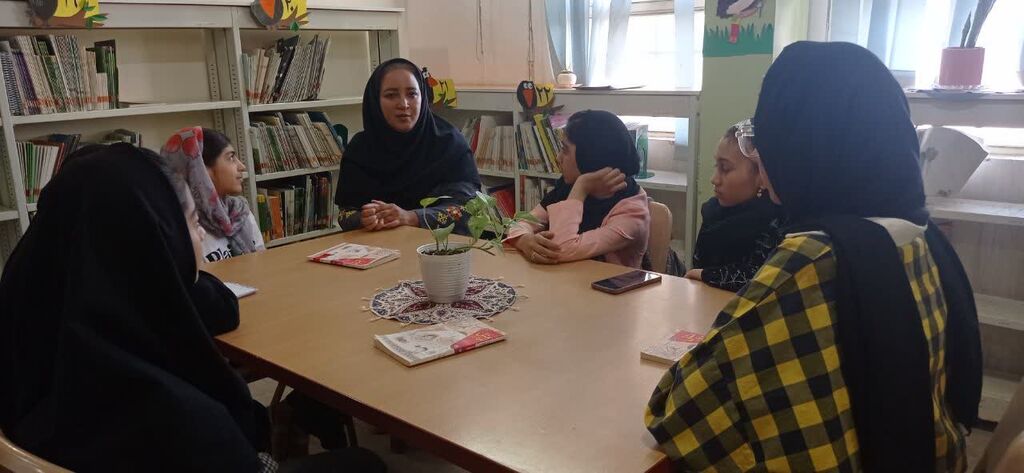 نقد کتاب «مثل هیچ کس» در مراکز فرهنگی هنری حاجیآباد، بندرلنگه و بستک