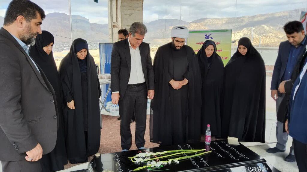 Vc تجدید میثاق کارکنان کانون استان ایلام باآرمانهای شهدا در هفته بسیج