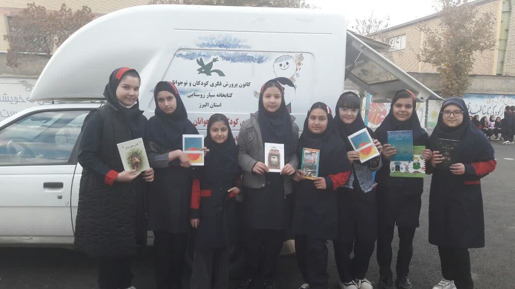 مرکز سیار در روستای جعفر آباد کرج معرفی فعالیتهای کانون توسط عضو نویسندهی مرکز سیار البرز