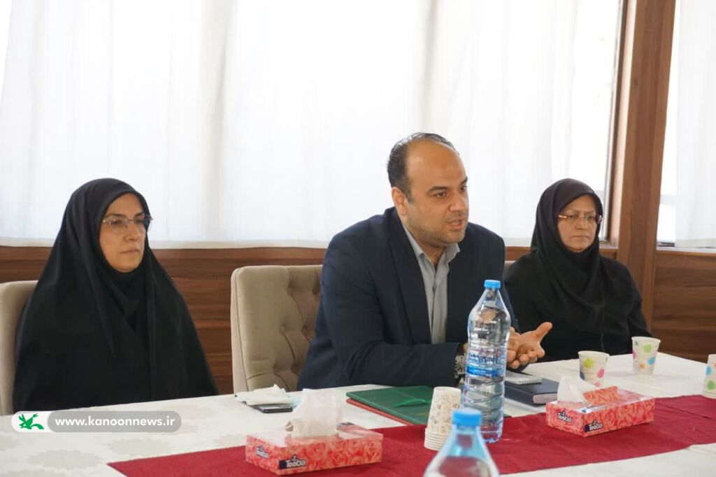 از سی سال تلاش طاهره دلاوران قدردانی و مصطفی افشاری مسئول تمشیت و هماهنگی کانون زبان ایران شد