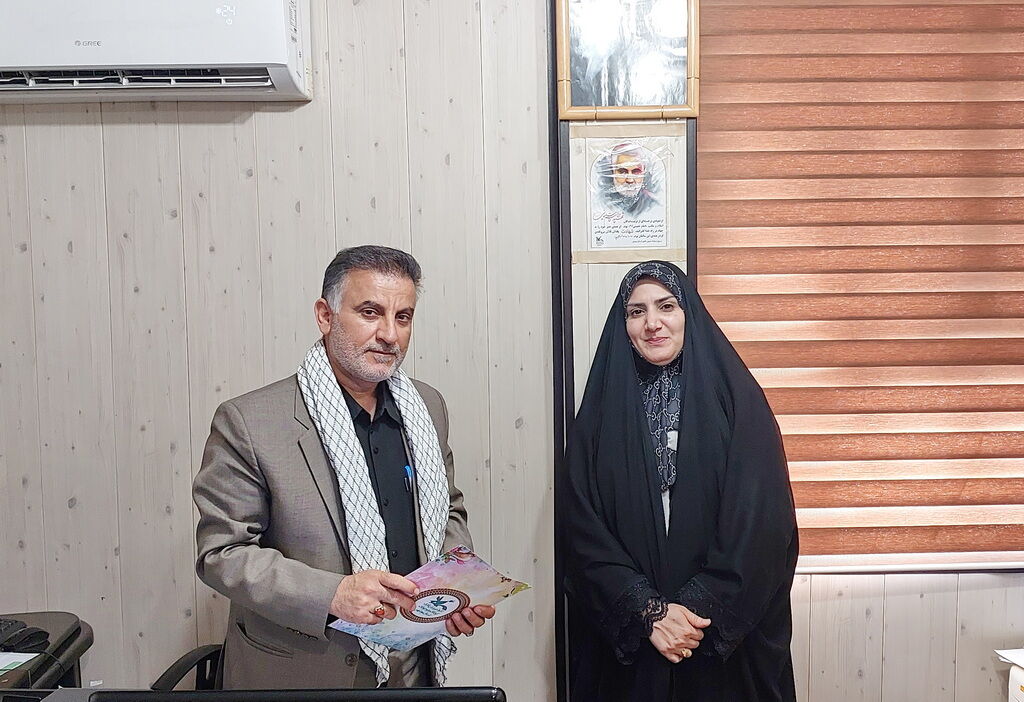 تقدیر مدیرکل کانون استان بوشهر از فرمانده بسیج اداره کل تقدیر مدیرکل کانون استان بوشهر از فرمانده بسیج اداره کل