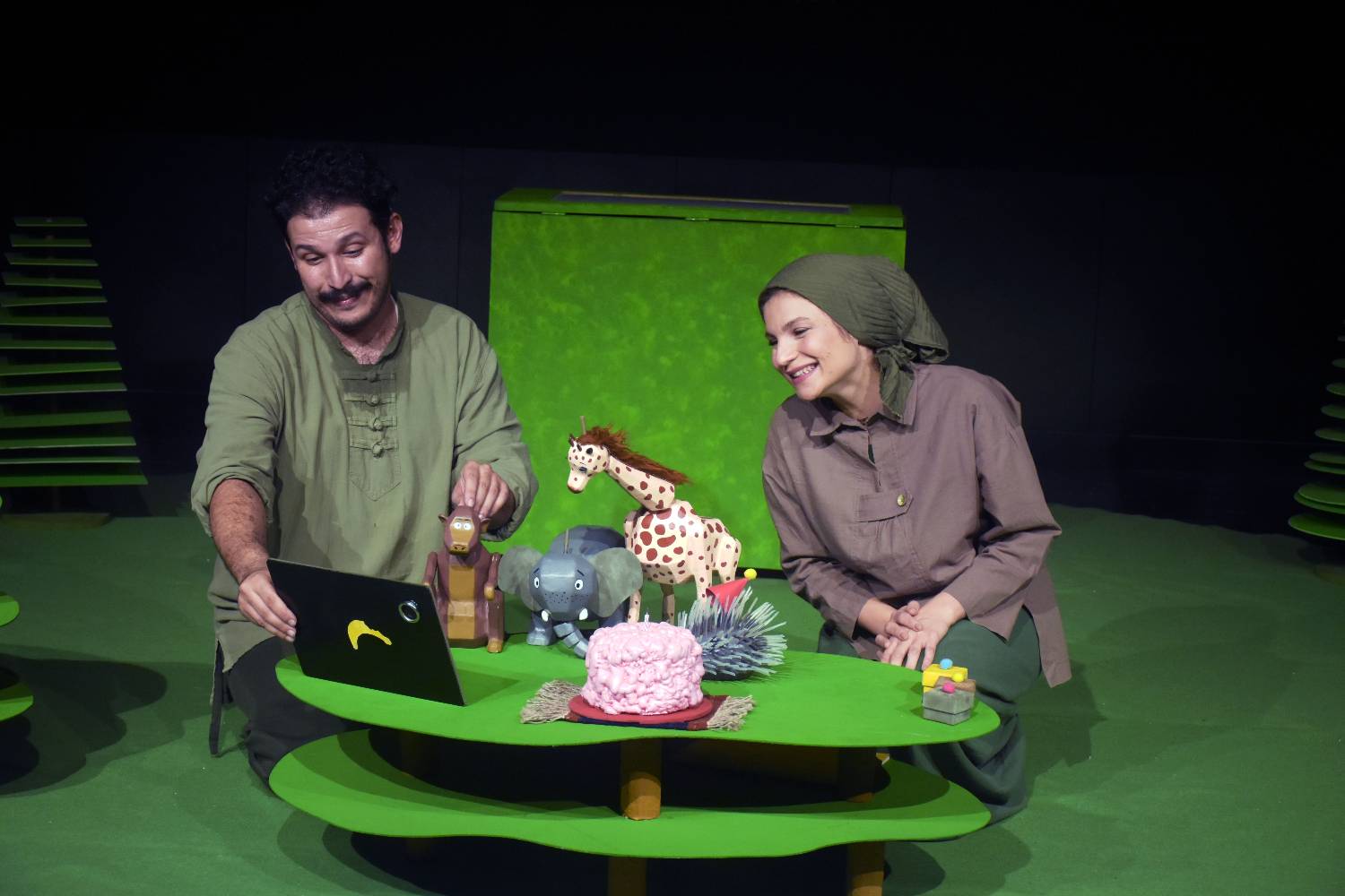 اجرای نمایش «همه بگید سیب» در مرکز تئاتر کانون