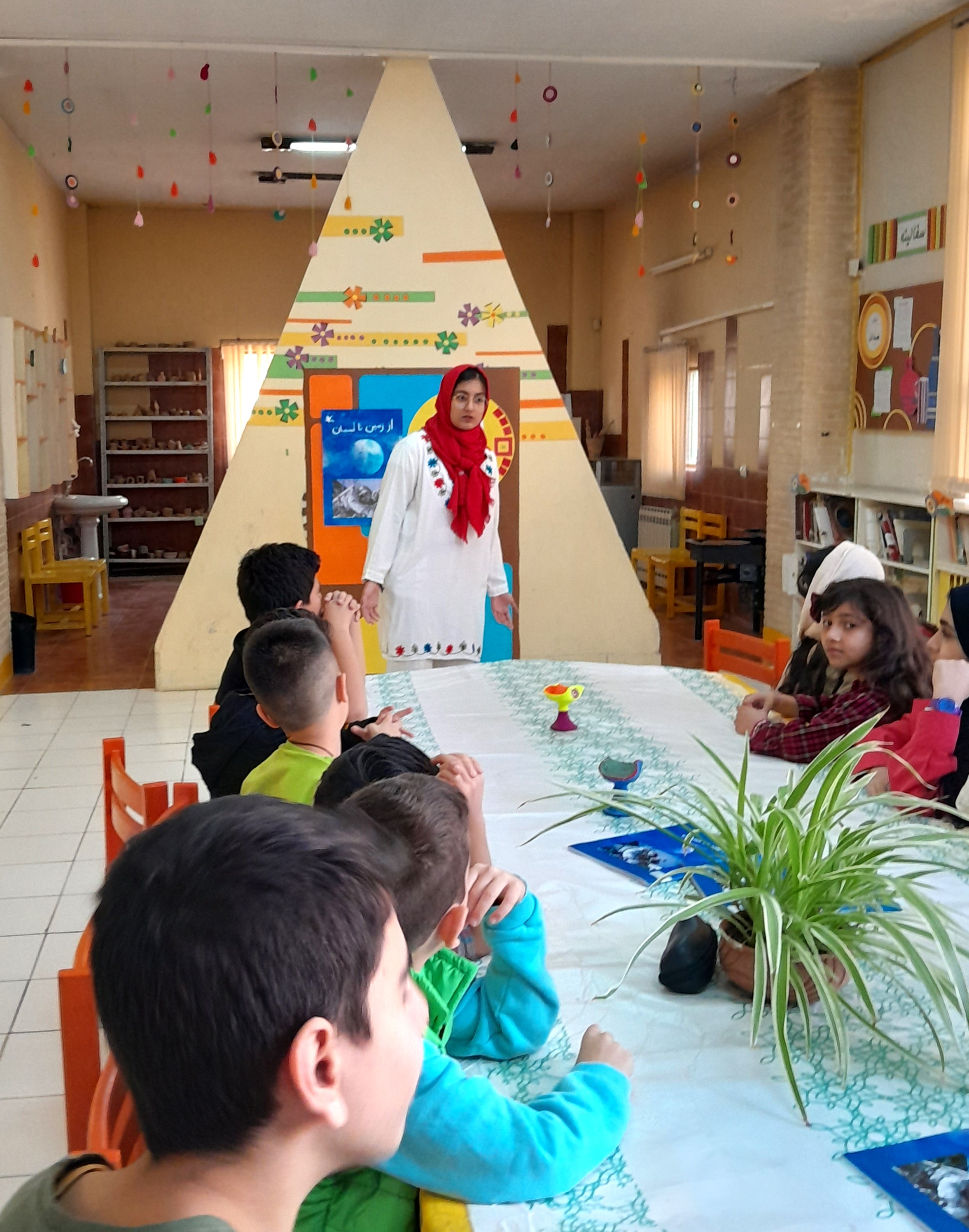 فرزانه ایرانپاک نویسنده کتاب «از زمین تا آسمان»