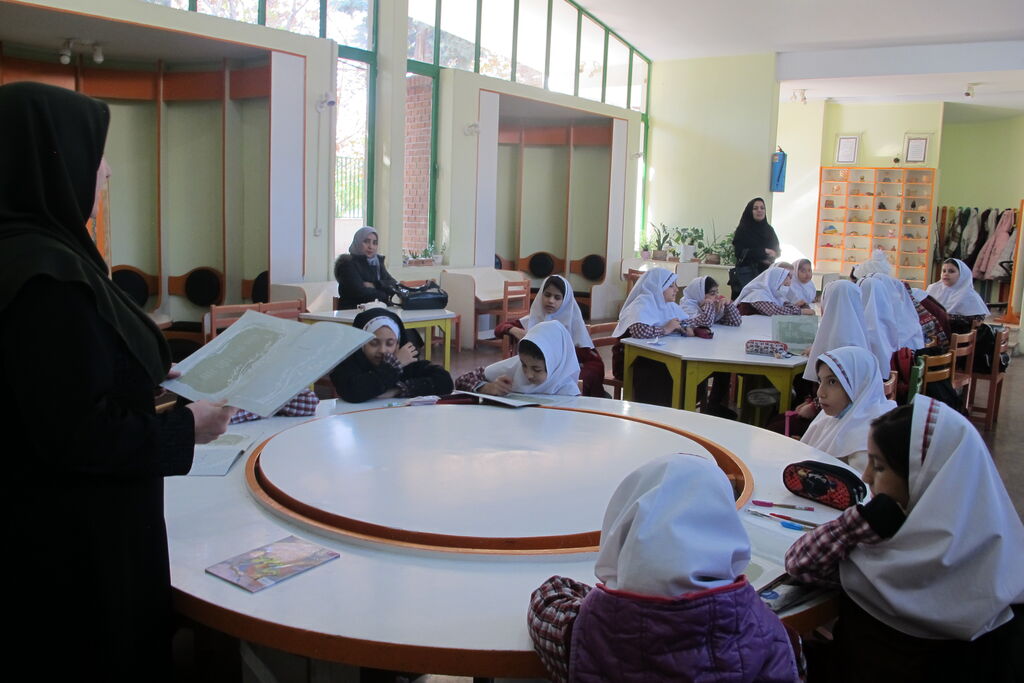 طرح کانون مدرسه در مرکز شماره ۱ کانون کرج / دانش آموزان در پویش«فاطمه شناسی» شرکت می‌کنند