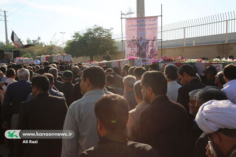 استقبال کارکنان کانون استان بوشهر همگام با دیگر اقشار از شهدای گمنام