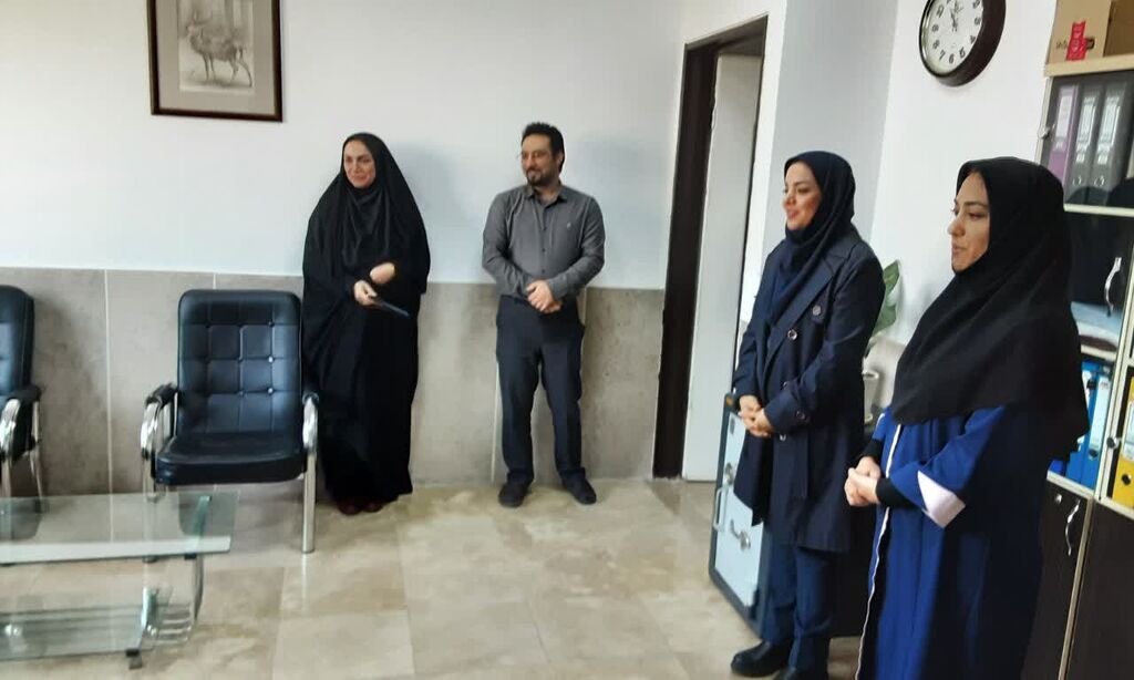 تجلیل مدیر کل کانون البرز از کارشناس مسوول امور مالی کانون استان