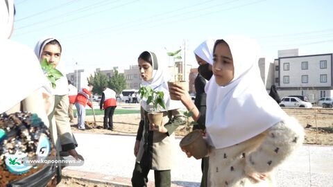 مشارکت مدیرکل، کارکنان کانون و کودکان و نوجوانان بوشهری در طرح کاشت یک میلیارد درخت