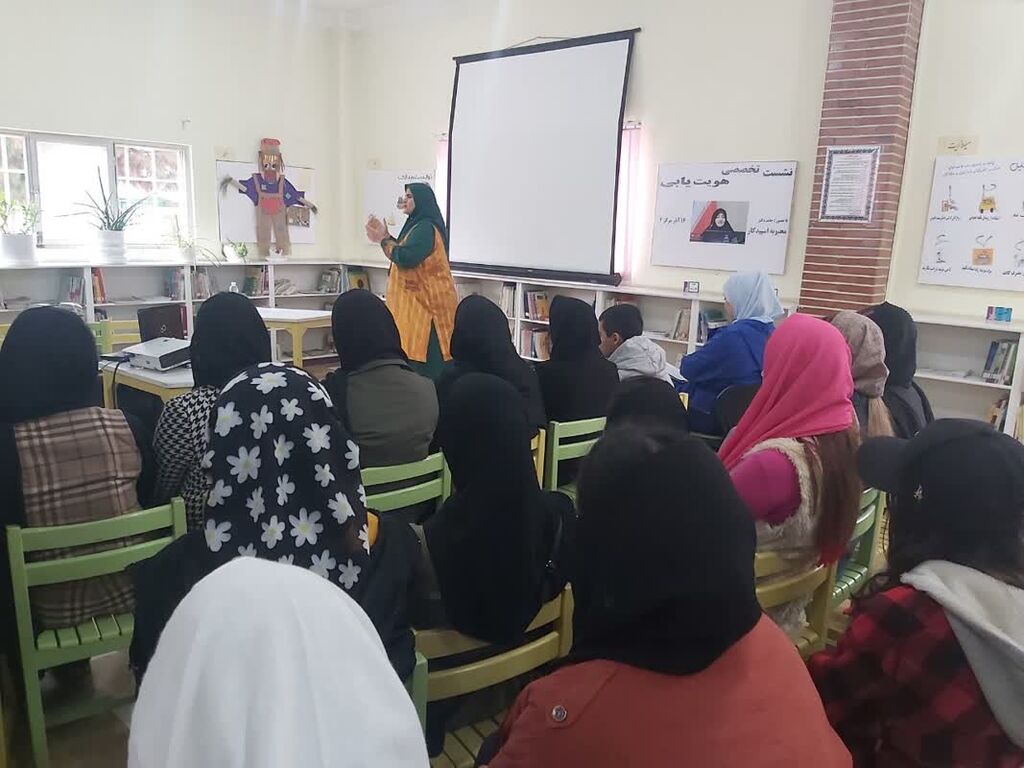 برگزاری نشست تخصصی«هویت یابی» در مرکز شماره ۴ کانون کرج