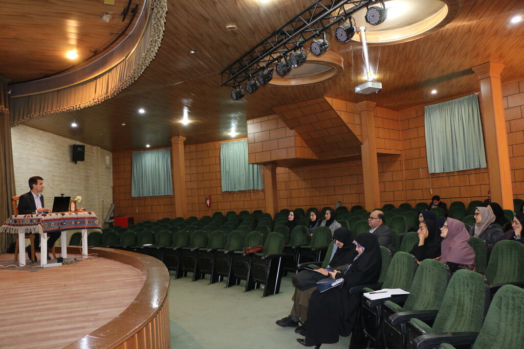 نشست علمی قصه گویی آذر ماه 1402 در ادامه نشستهای تخصصی کمیته علمی جشنواره قصهگویی؛ نشست «شیوههای نوین قصهگویی» در کانون فارس برگزار شد