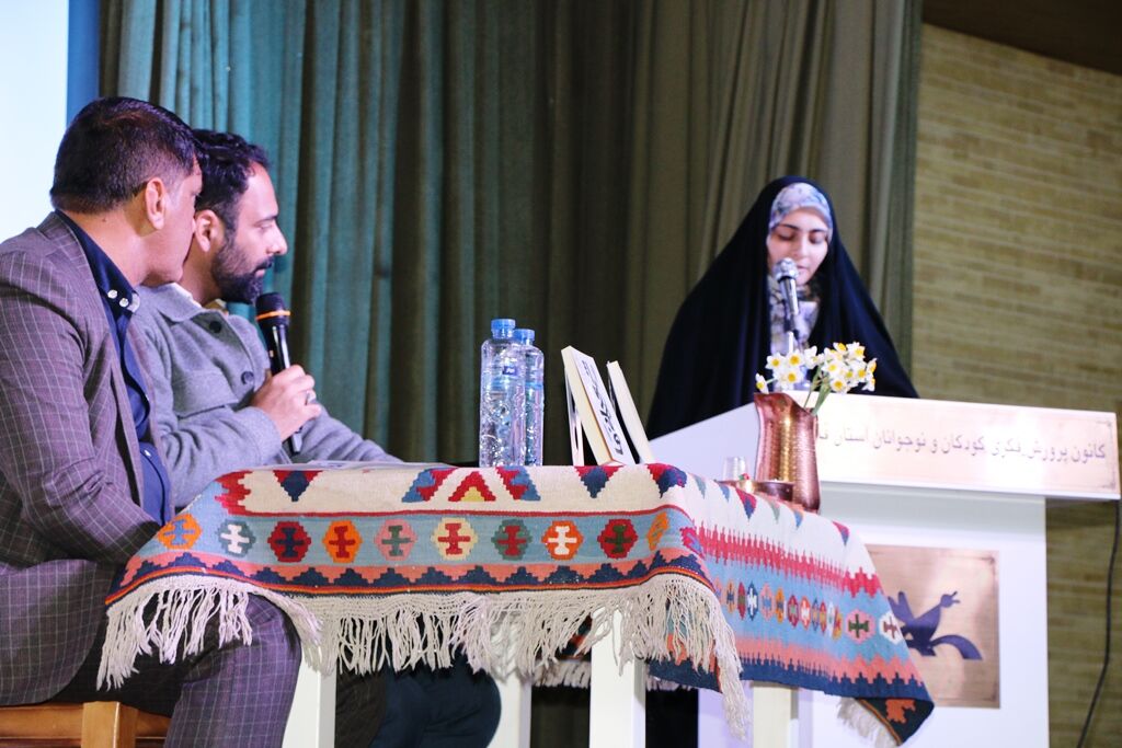 نشست ادبی «دو پنجره» در کانون استان فارس برگزار شد