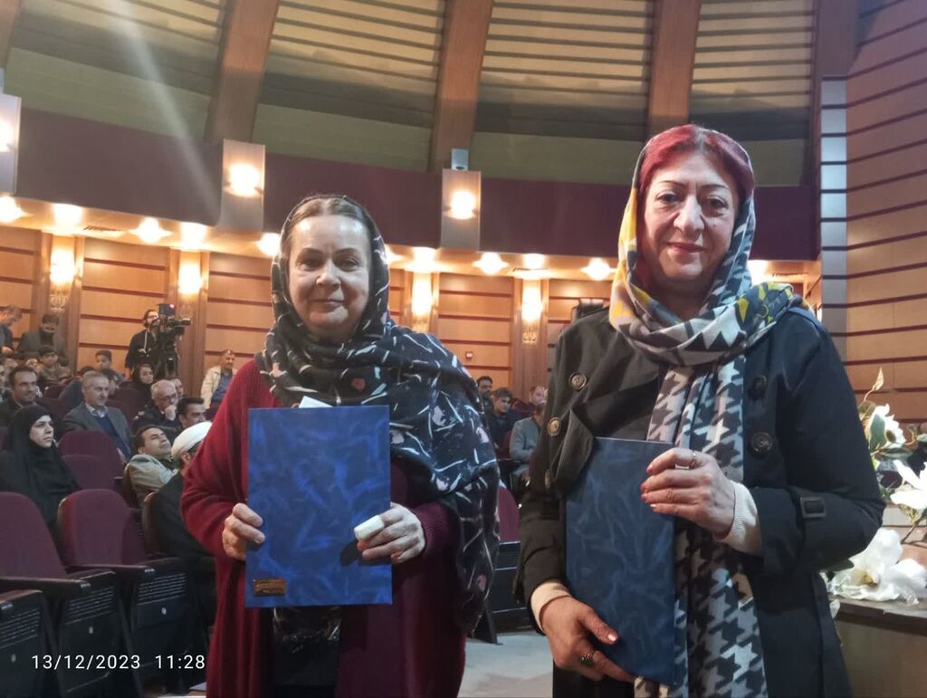 اعضای انجمن قصه‌گویی کانون البرز در جمع برگزیدگان جشنواره‌ی چراغ 