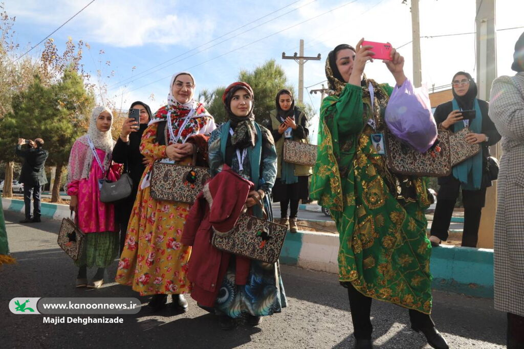 کاروان شادپیمایی دانش‌آموزان یزدی در پایتخت قصه‌گویی ایران به راه افتاد