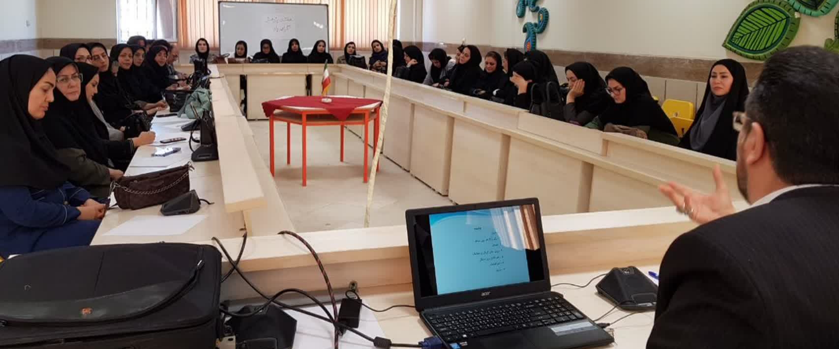کارگاه اقدام پژوهی با تدریس مدیرکل کانون کرمانشاه