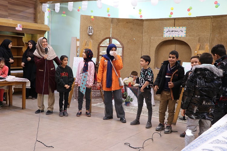 اجرای برنامه های فرهنگی و هنری ویژه کودکان کار و موسسه های خیریه به مناسبت شب یلدا 