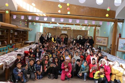 اجرای برنامه های فرهنگی و هنری ویژه کودکان کار و موسسه های خیریه به مناسبت شب یلدا در قاب تصویر