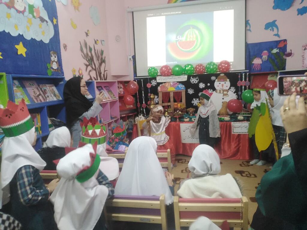برگزاری جشن یلدا  با هدف آشنایی کودکان و نوجوانان با آئین و آداب و رسوم گذشتگان