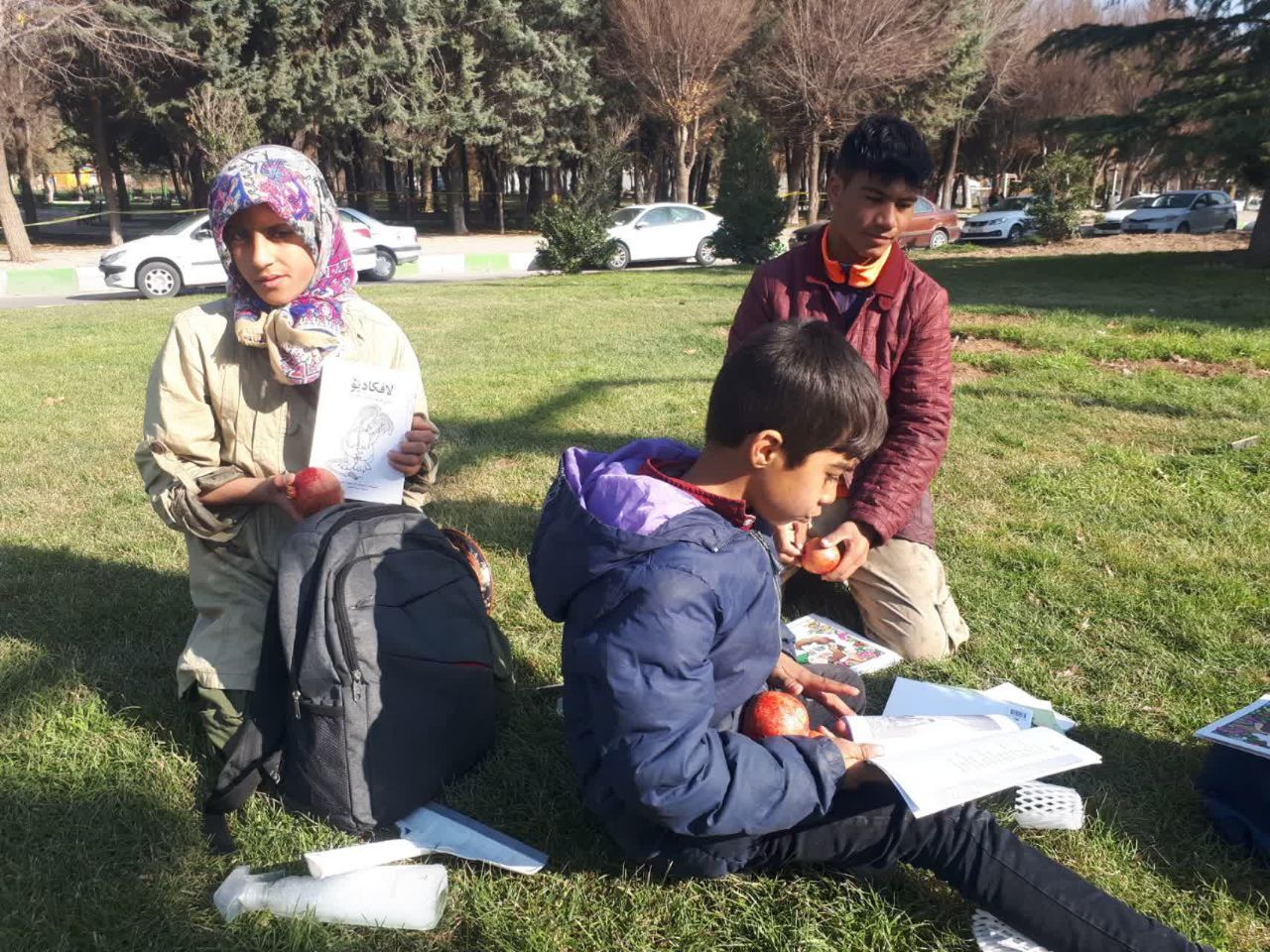 اهدای یک کتاب، یک انار به کودکان کار کرمانشاهی
