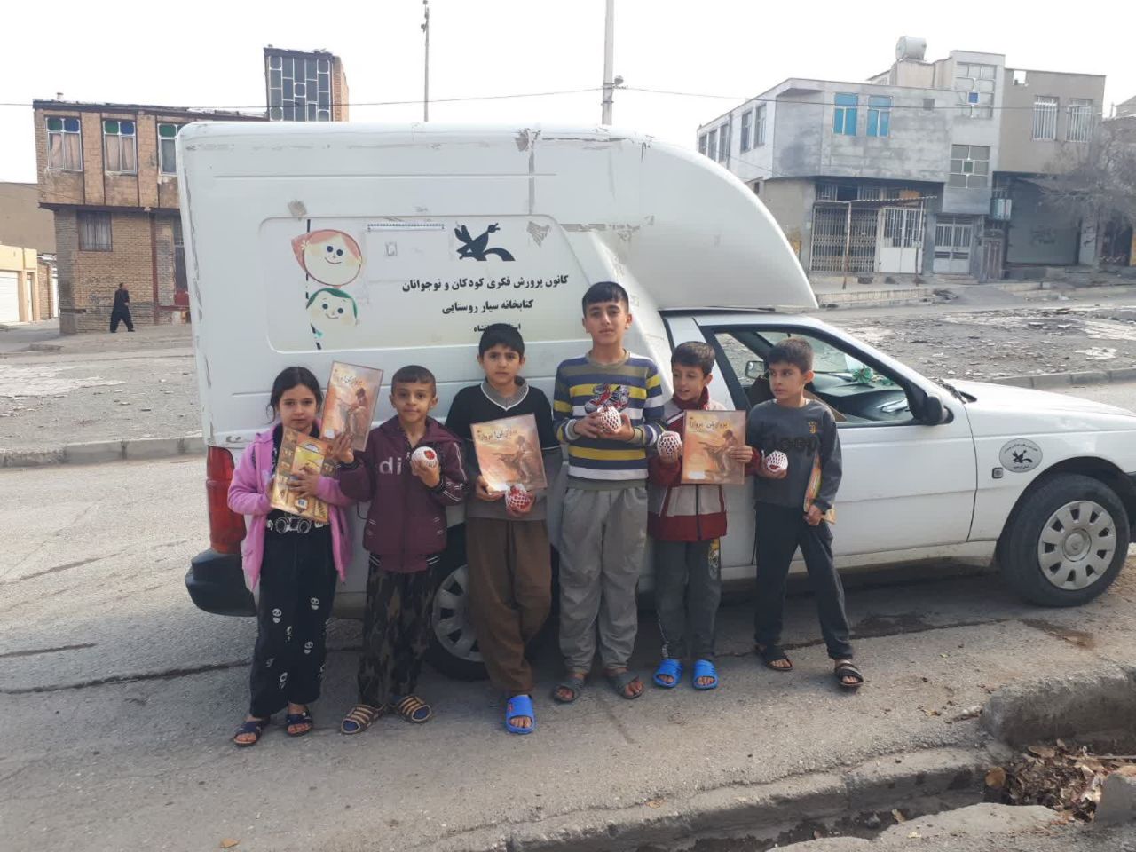 اهدای یک کتاب، یک انار به کودکان کار کرمانشاهی