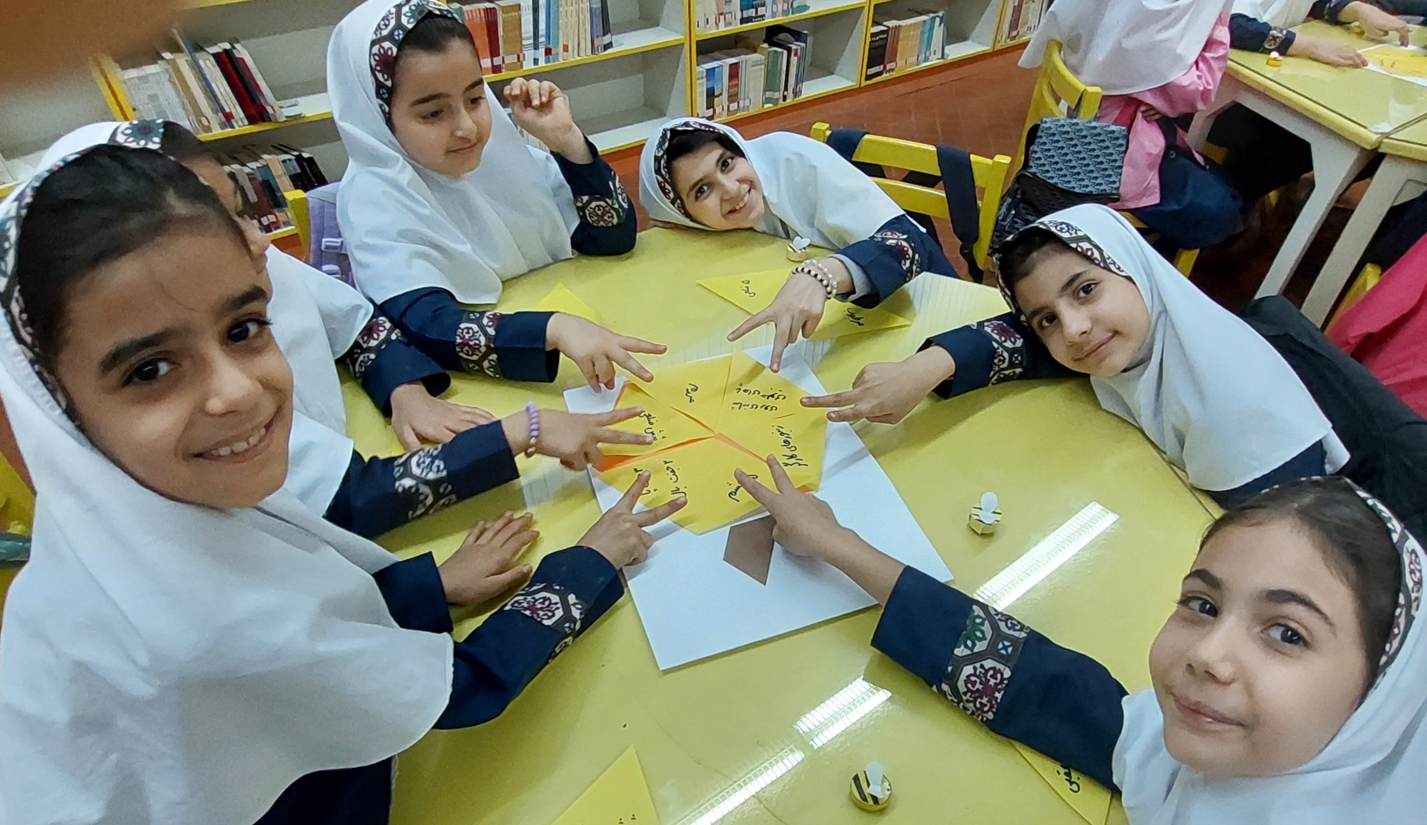 زنبور عسل همراه برنامههای  هفته پژوهش مرکز فرهنگی هنری شماره ۱۴